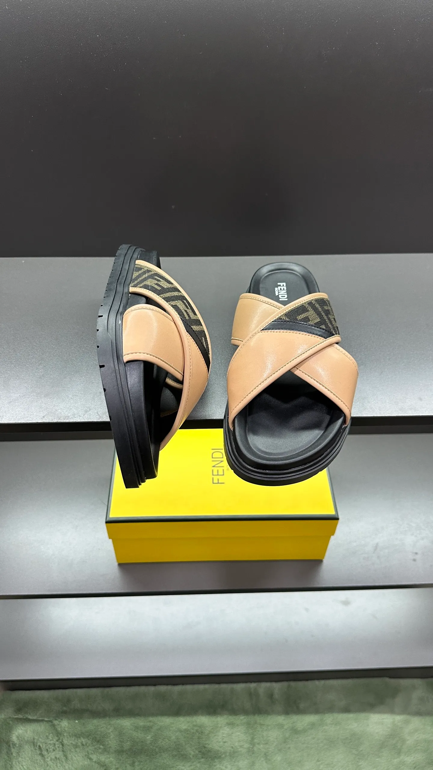 P300 [Fendi Slippers] High-end men's shoes brand, official website 1:1 latest masterpiece: original mold customization, fabrics made of imported original materials, upgraded outsole, lighter and non-slip. The market's top quality, simple yet tasteful, a must-have for fashionistas, fashionable at your feet, full of confidence, the same style at the counter 👍The season of summer slippers is here. Code: 38-45, 46 order